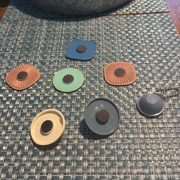 Lot of 6 Vintage Tupperware Refrigerator Magnets & 1 Servalier Bowl key chain - Picture 2 of 2